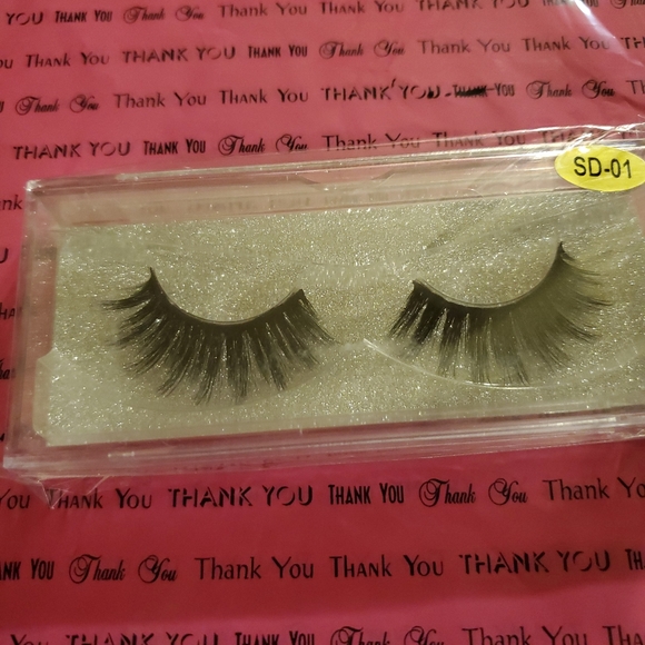 LASHES - Picture 2 of 4